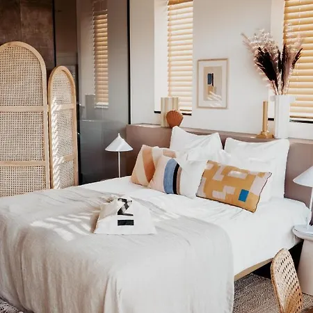 Strandhotel Zoomers 호텔 *