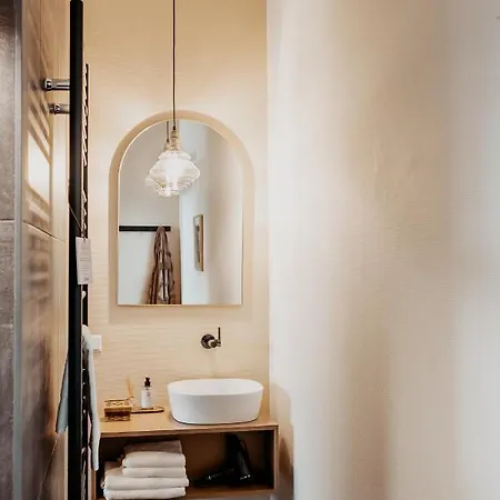 Strandhotel Zoomers 호텔 *