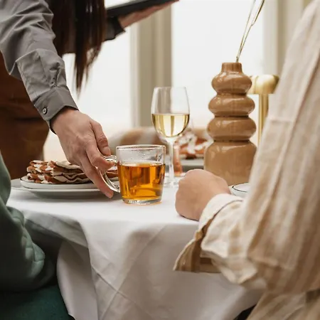 Strandhotel Zoomers 호텔 *