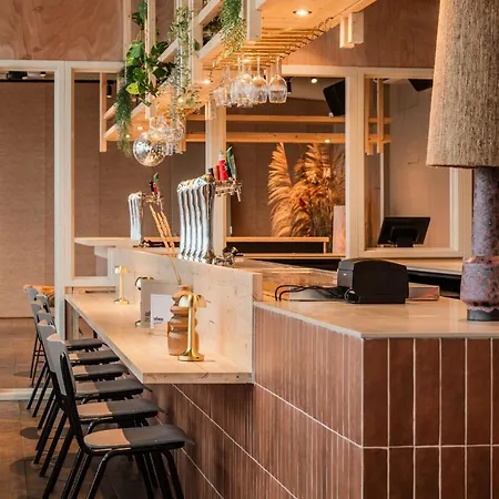 Strandhotel Zoomers 호텔 *